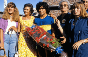 Diego Maradona avec des fleurs, avec Boca Juniors.