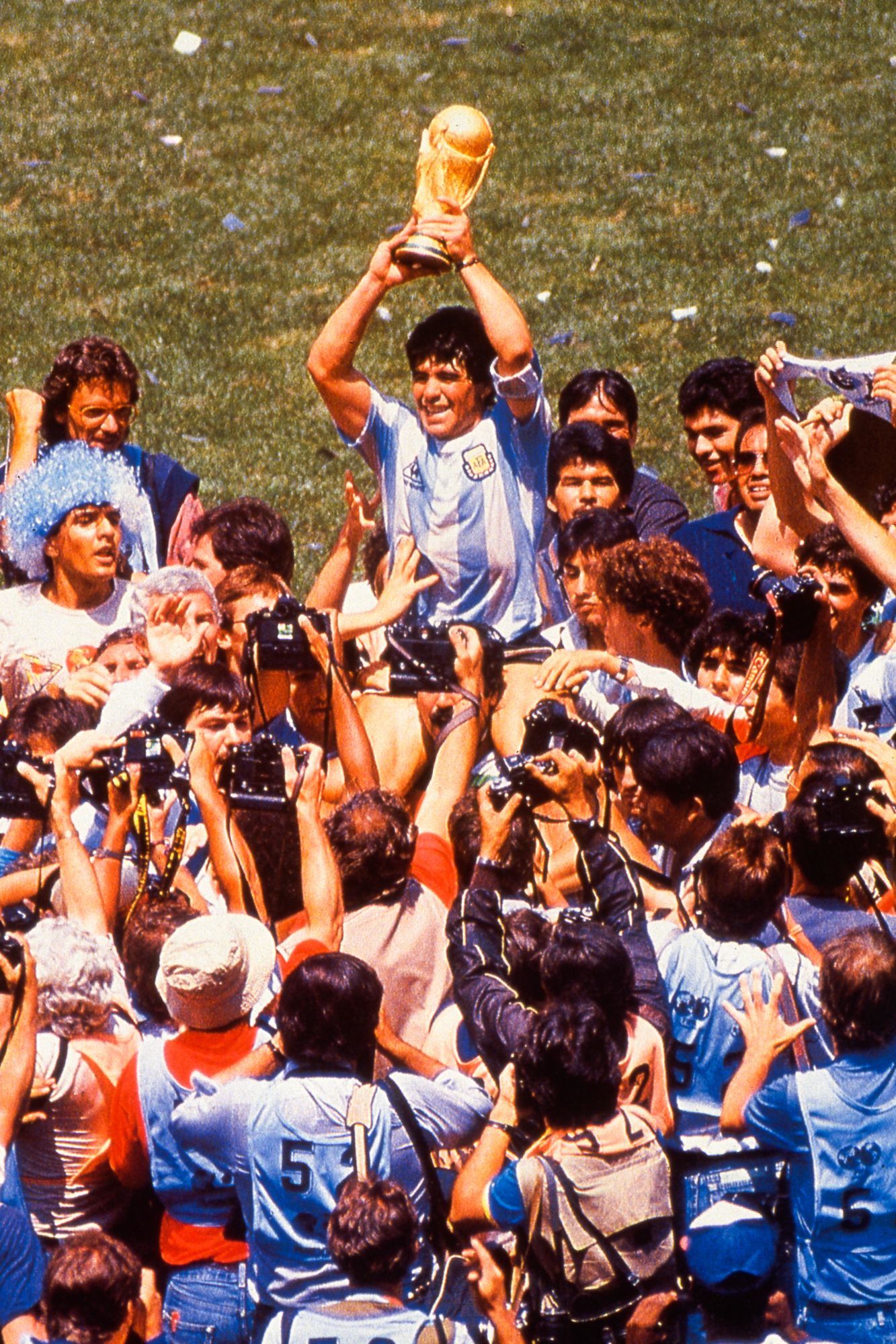 Maradona qui soulève la Coupe du monde 1986