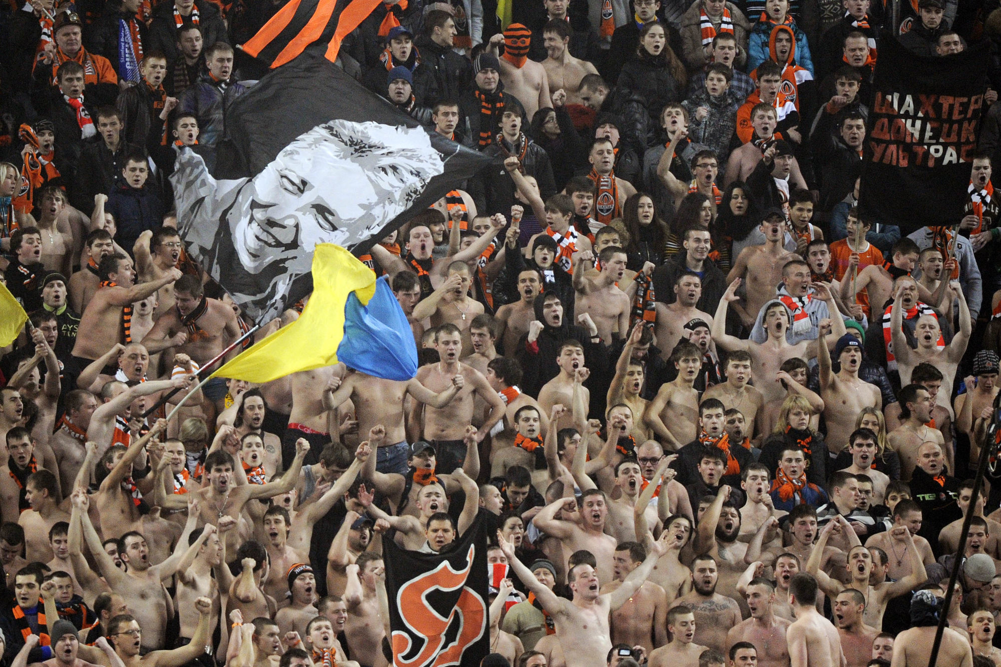 Supporters du Shakhtar Donetsk lors d'un match contre le Borussia Dortmund le 13 février 2013 en huitième de finale de Ligue des champions
